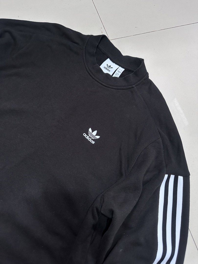 Adidas sweater (Category: Coats, Jackets and Outerwear) located in Manila. Submitted by nilodanzcuadra (Listing ID 1468330383, Image 2). Description: Size Large Like new Loc: north caloocan.