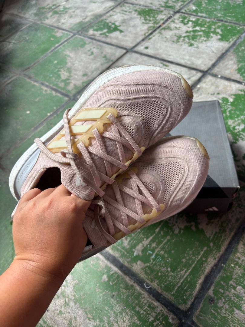 Adidas Ultraboost Light W (Category: Sneakers) located in Manila. Submitted by cyrineravina (Listing ID 1468303513, Image 3). Description: Adidas Ultraboost Light W Size: 25cm.