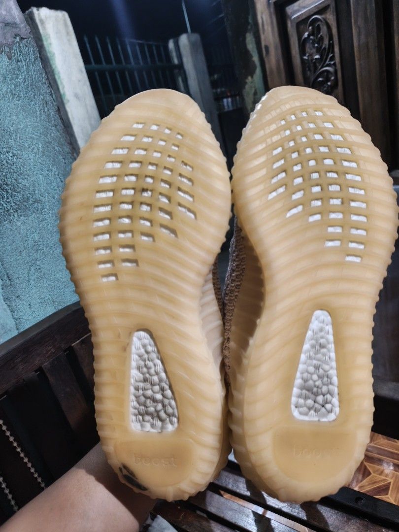 Adidas Yeezy Boost 350 V2 Synth Size US 7 (Category: Sneakers) located in Manila. Submitted by ericksongene.1118 (Listing ID 1468381029, Image 2). Description: - Brand/Model: Adidas Yeezy Boost 350 V2 - Colorway: Synth - Size: US 7 / UK 6.5 / FR 40 - Details: Primeknit upper, reflective laces, translucent side stripe, and gum rubber outsole with Boost cushioning - Production Date: 04/19 - Condition: Clean soles and great shape.