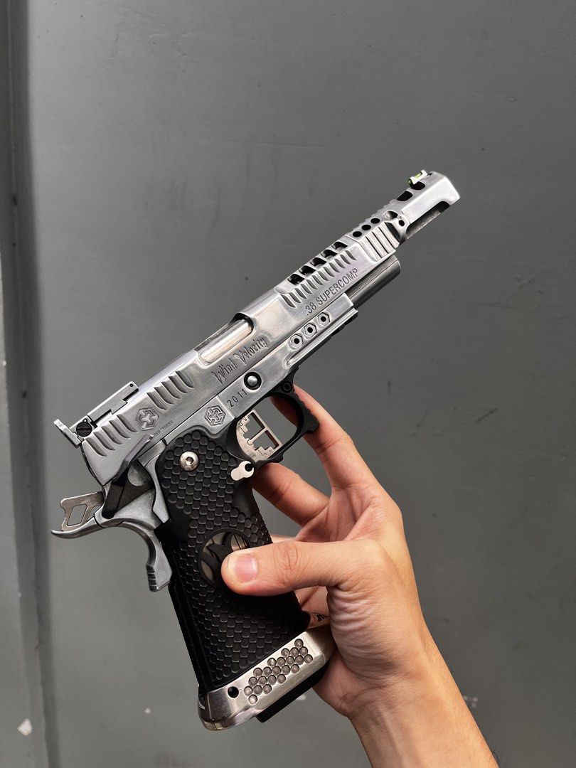 Airsoft Gas type (Category: Action & Battle Toys) located in Manila. Submitted by someoneanyone (Listing ID 1468304519, Image 2). Description: AW custom HX2402 Bili ko jan 10k No issue No magazine gas leakage All working Beaver rail Slide lock Safety Inclusion Gas and bbs.