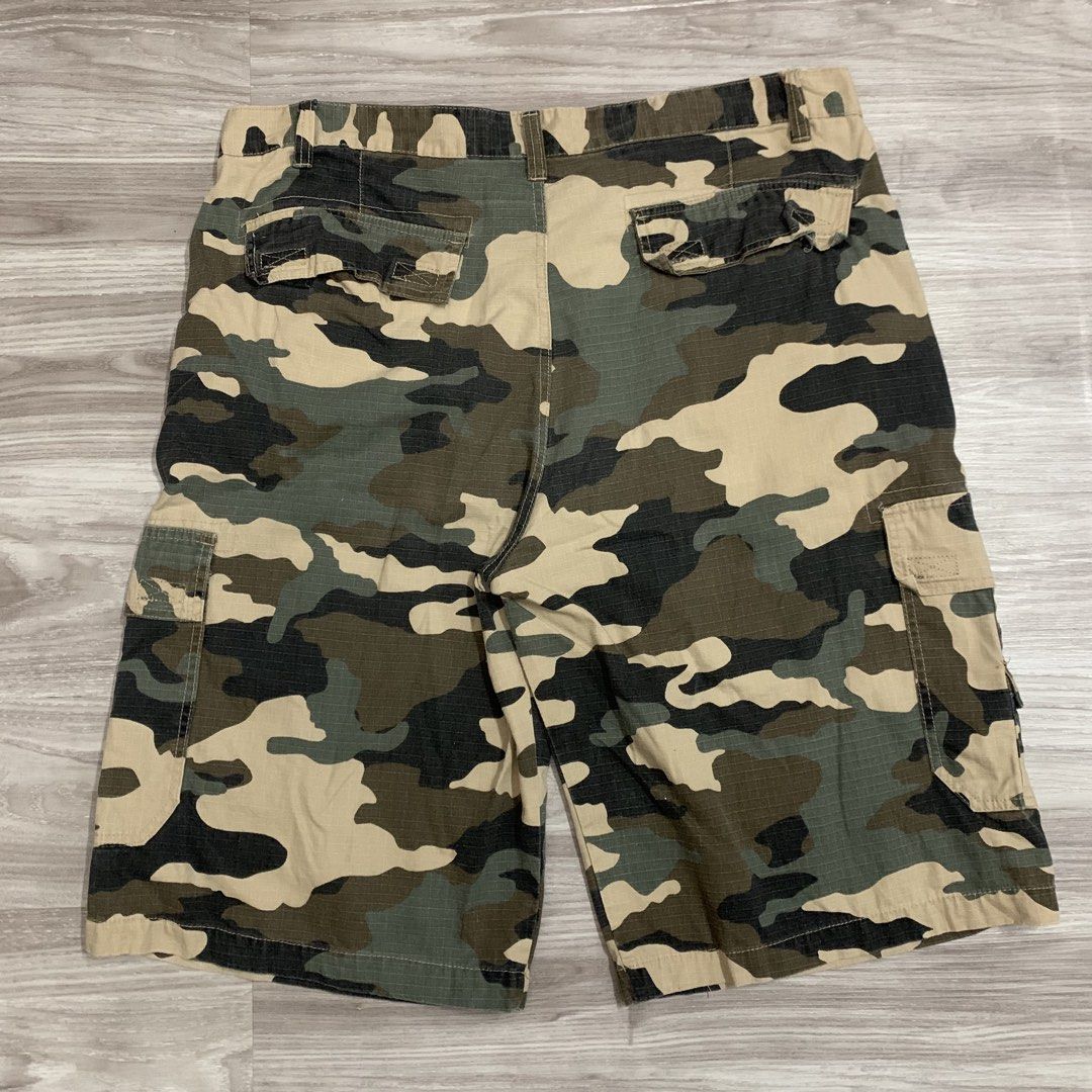 Akademiks cargo camo (Category: Shorts) located in Cavite. Submitted by yobubsss (Listing ID 1468454384, Image 2). Description: Size 40 on tag 42w 25L Good condition Like new No issue.