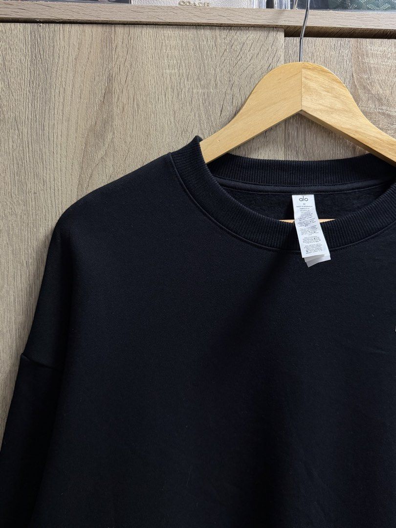 Alo Yoga Accolade Crewneck Pullover (Category: Coats, Jackets and Outerwear) located in Imus. Submitted by rckrmns (Listing ID 1468389092, Image 3). Description: Alo Yoga Accolade Crewneck Pullover Size M fit to L-XL W- 24 L- 26 Good as New .