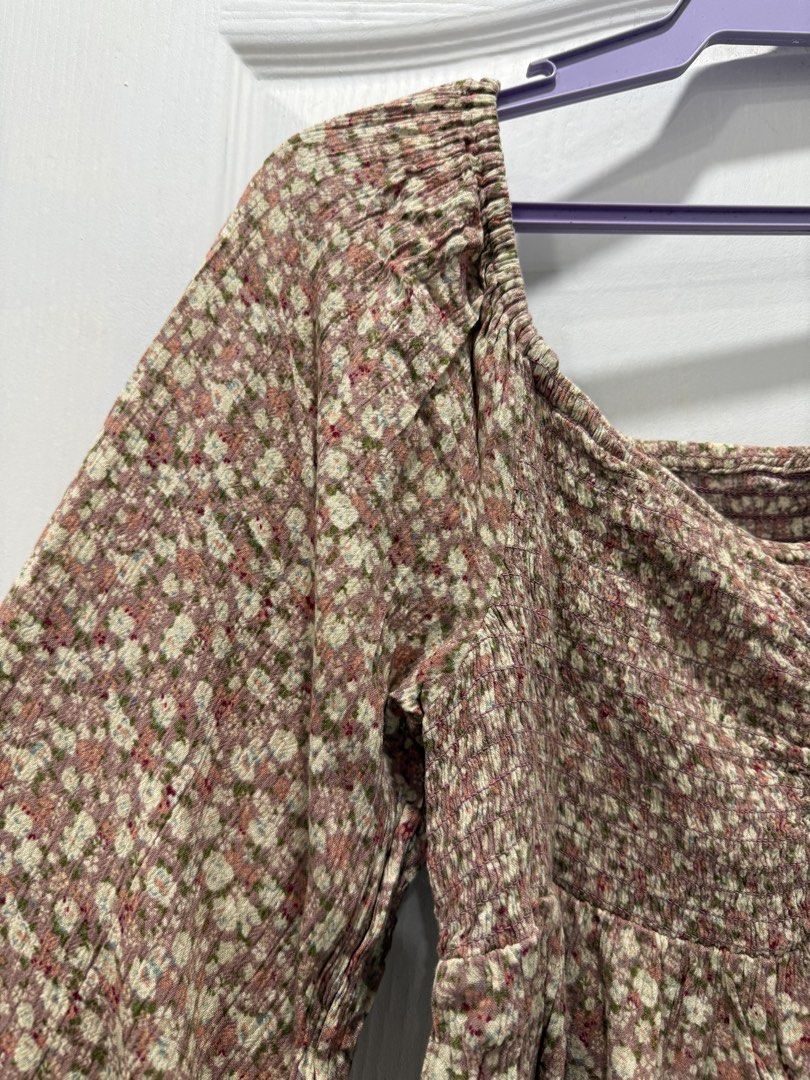 American Eagle Floral Long Sleeve Blouse Size M (Category: Longsleeves) located in Manila. Submitted by prelov3dbysteph (Listing ID 1468423343, Image 3). Description: - Brand: American Eagle - Size: Medium - Design: Pink floral print with white and green flowers - Details: Square neckline, smocked bodice, gathered front center - Sleeves: Long sleeves with ruffled shoulders and elasticated cuffs - Fit: Flowy, relaxed fit at the hem - Origin: Made 