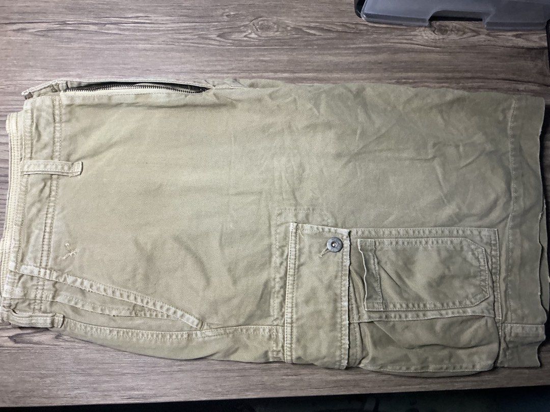 American eagle khaki-colored men's cargo jorts (Category: Shorts) located in Manila. Submitted by mathe0 (Listing ID 1468403707, Image 2). Description: 34 waist .