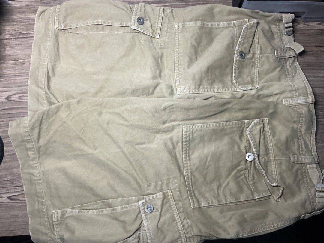 American eagle khaki-colored men's cargo jorts (Category: Shorts) located in Manila. Submitted by mathe0 (Listing ID 1468403707, Image 3). Description: 34 waist .