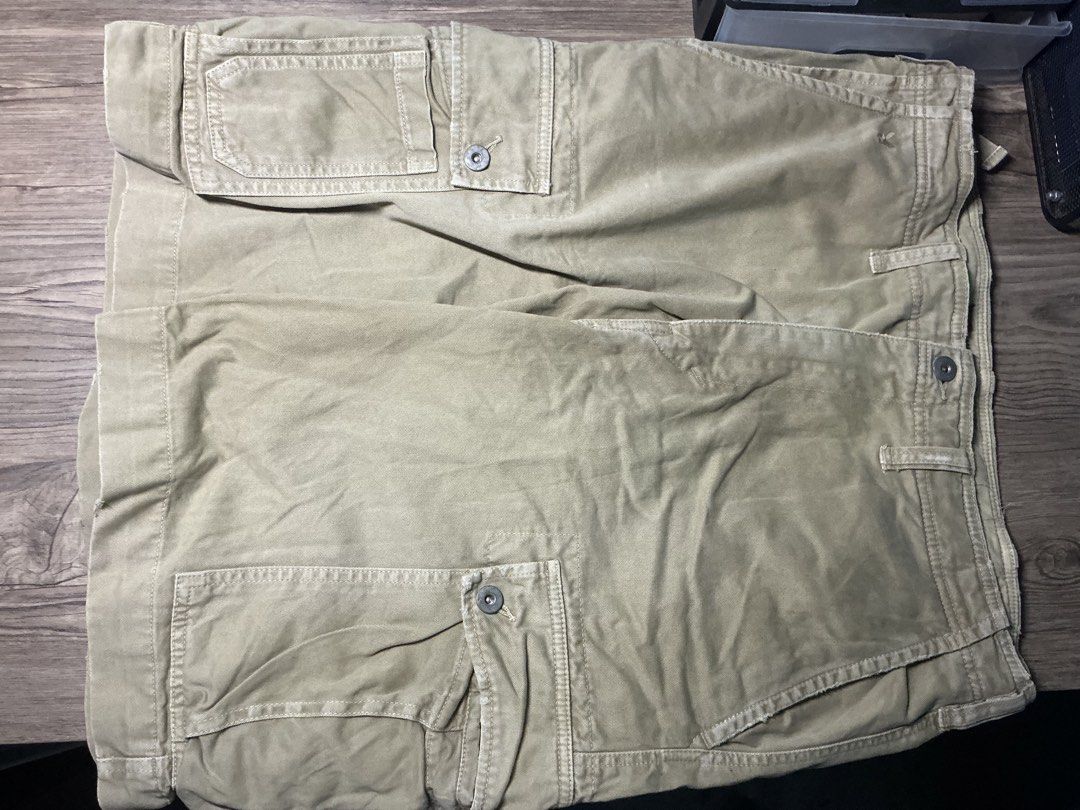 American eagle khaki-colored men's cargo jorts (Category: Shorts) located in Manila. Submitted by mathe0 (Listing ID 1468403707, Image 1). Description: 34 waist .