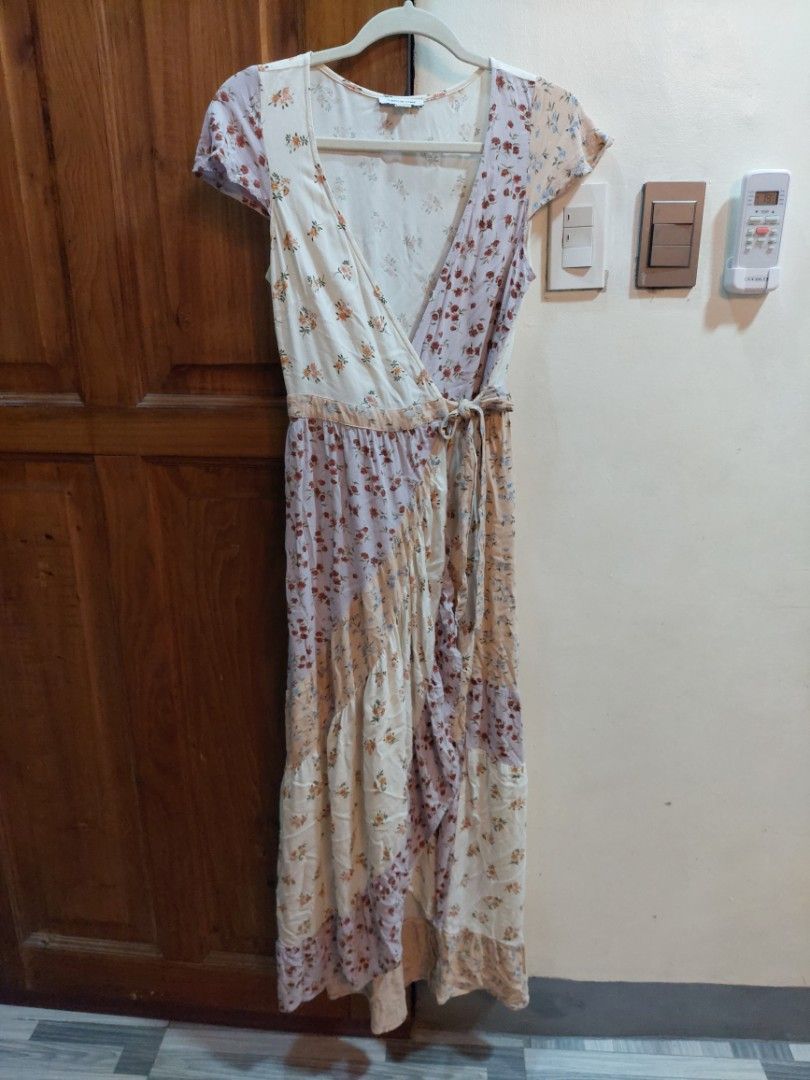 AMERICAN EAGLE MIXED FLORAL PATCH MAXI WRAP DRESS (Category: Dresses) located in San Pedro. Submitted by cyanide.slug.cat (Listing ID 1468433984, Image 3). Description: xs-s 26-28" waist 52" length (back, longest).