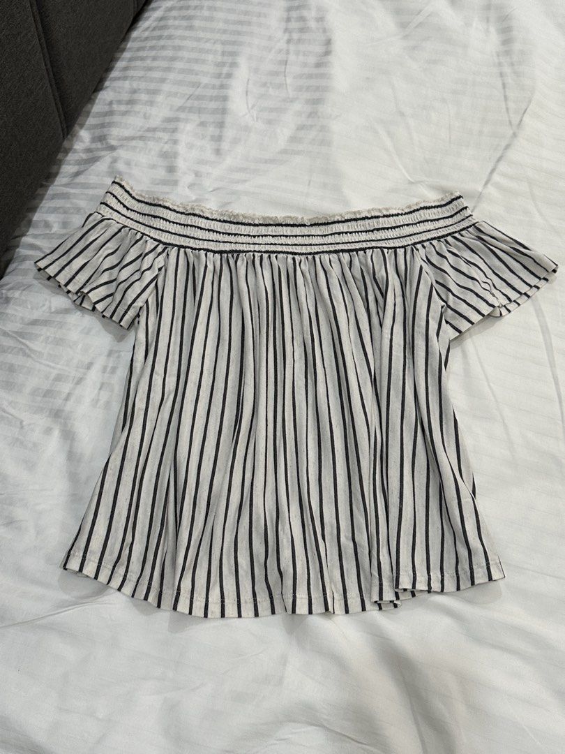 American Eagle Off Shoulder Top | summer stripes flowy (Category: Others Tops) located in Balanga. Submitted by cartsabeli (Listing ID 1468354622, Image 1). Description: Size large on tag. Never worn/used 😊 ₱450 + sf mop: gcash/maya mod: j&t only.