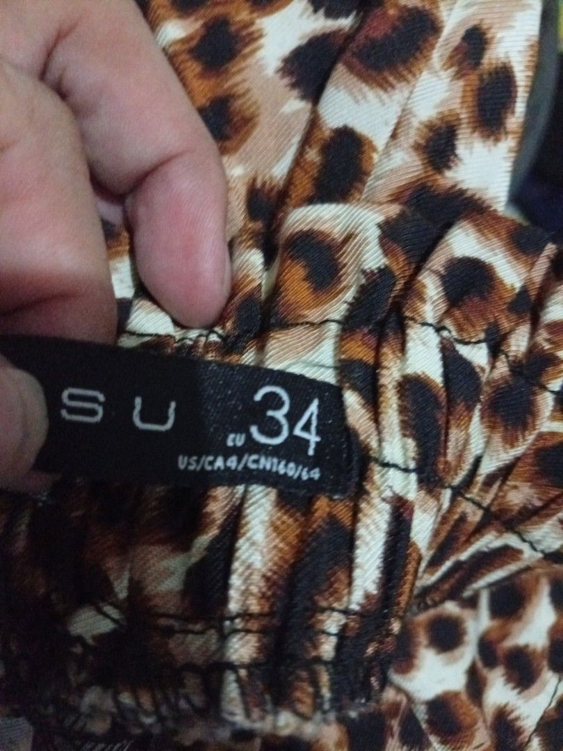 Amisu leoparad printing high-waisted short (Category: Shorts) located in Las Pinas. Submitted by mico090493 (Listing ID 1468286062, Image 3). Description: European brand Amisu leopard printing highwaisted short size small -like new -bought in norway back then +but never been used 550 only loc las piñas.
