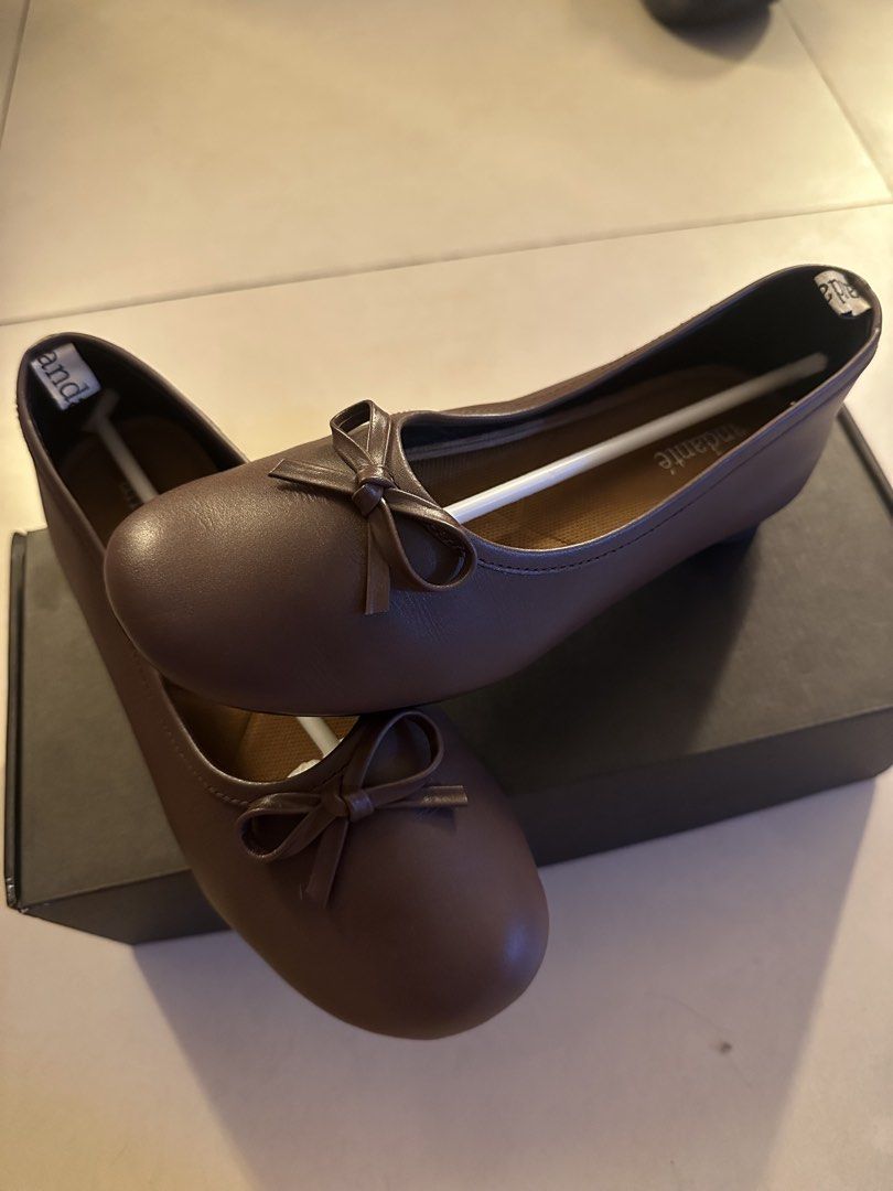 ANDANTE Bow Flats (SIZE 7) (Category: Flats & Sandals) located in Quezon City. Submitted by samaldita (Listing ID 1468374057, Image 1). Description: PLS MAKE READING A HABIT. ANDANTE Bow Flats in Brown SIZE 7 - Used only 2x, both inside lang! (Mall & office) - Has natural creases from wear but no damage. Comes w/ Andante box & stuffing pa rin - Slight nego ok, but lowballers will be ignored wag kayong OA HAHA - RFS: impulse purchaseee don’t reall