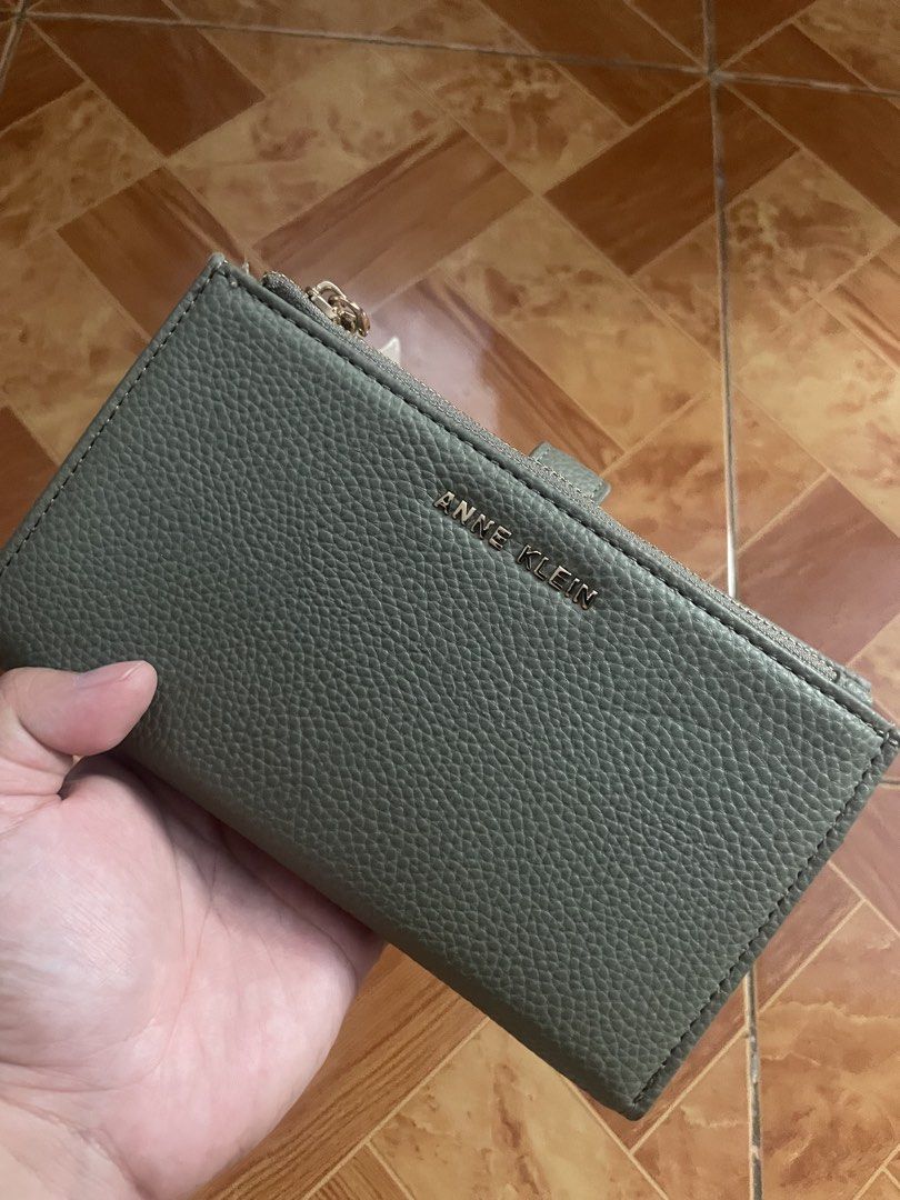 Anne klein wristlet (Category: Wallets & Card holders) located in Manila. Submitted by yangcosmetics (Listing ID 1468286757, Image 1). Description: Original and bnew padala to hindi ko lang nagagamit kesa nakatambak 48$ to selling low na lang Shipping via j&t and llamove.