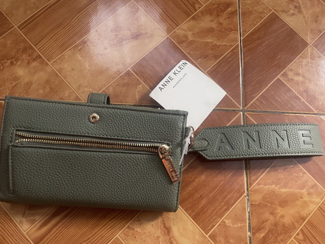 Anne klein wristlet (Category: Wallets & Card holders) located in Manila. Submitted by yangcosmetics (Listing ID 1468286757, Image 2). Description: Original and bnew padala to hindi ko lang nagagamit kesa nakatambak 48$ to selling low na lang Shipping via j&t and llamove.