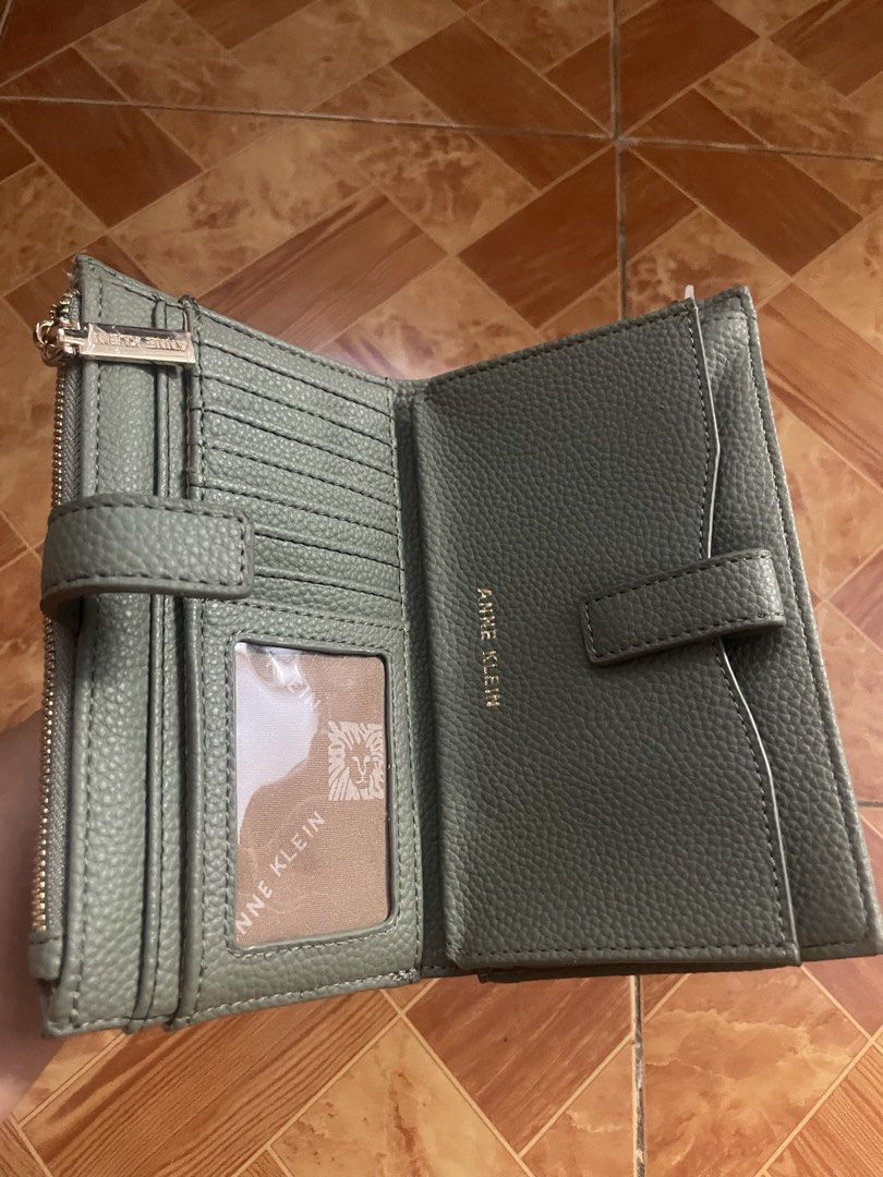 Anne klein wristlet (Category: Wallets & Card holders) located in Manila. Submitted by yangcosmetics (Listing ID 1468286757, Image 3). Description: Original and bnew padala to hindi ko lang nagagamit kesa nakatambak 48$ to selling low na lang Shipping via j&t and llamove.