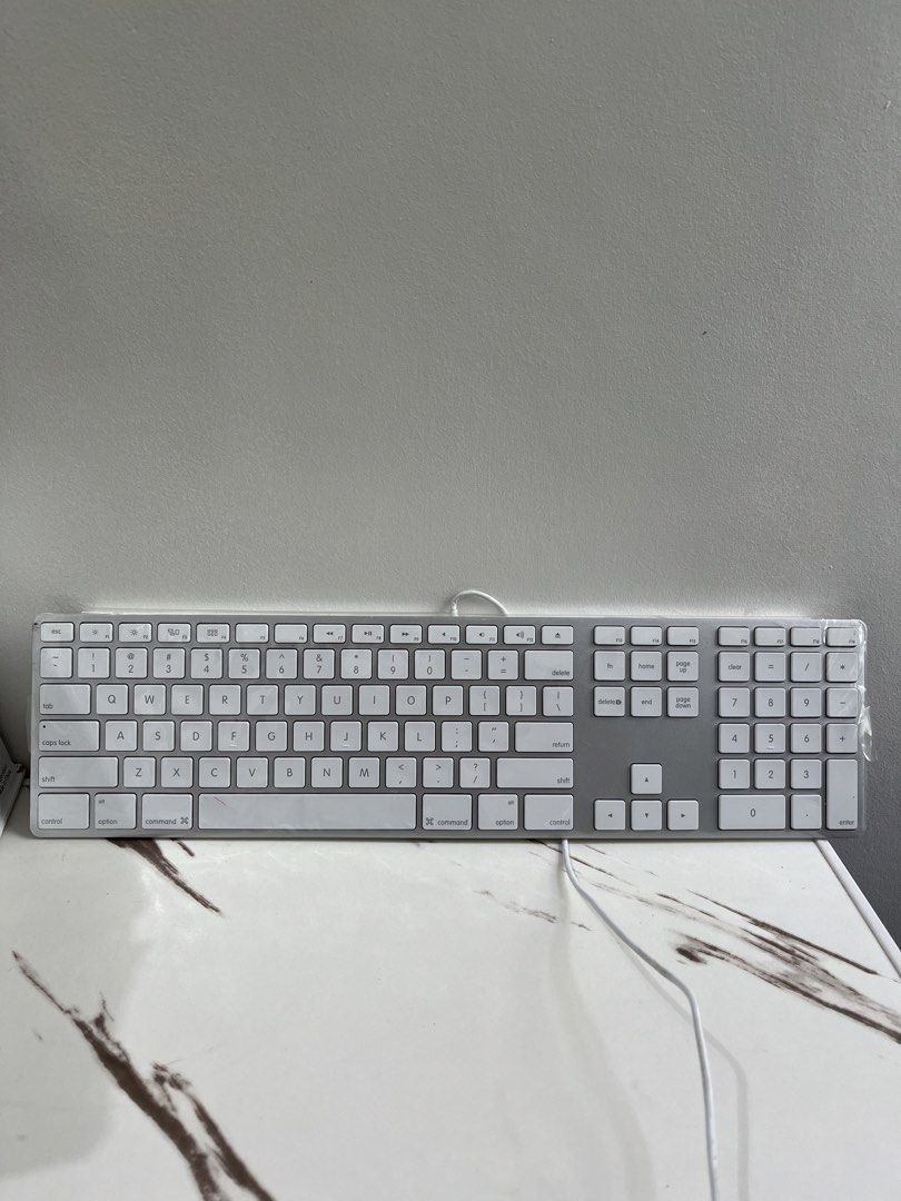 Apple Aluminum Wired Keyboard (Model A1243) (Category: Computer Keyboard) located in Bacacay. Submitted by aiksgoods (Listing ID 1468424121, Image 1). Description: .