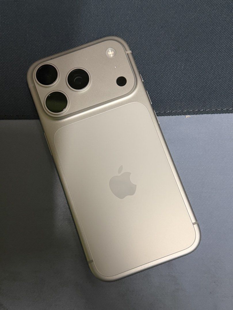 Apple iPhone 17 pro (Category: iPhone 17 Series) located in San Juan City. Submitted by lapuzmarkb65105 (Listing ID 1468292777, Image 2). Description: Complete Halos bago pa 1 cc Us variant Factory unlock.