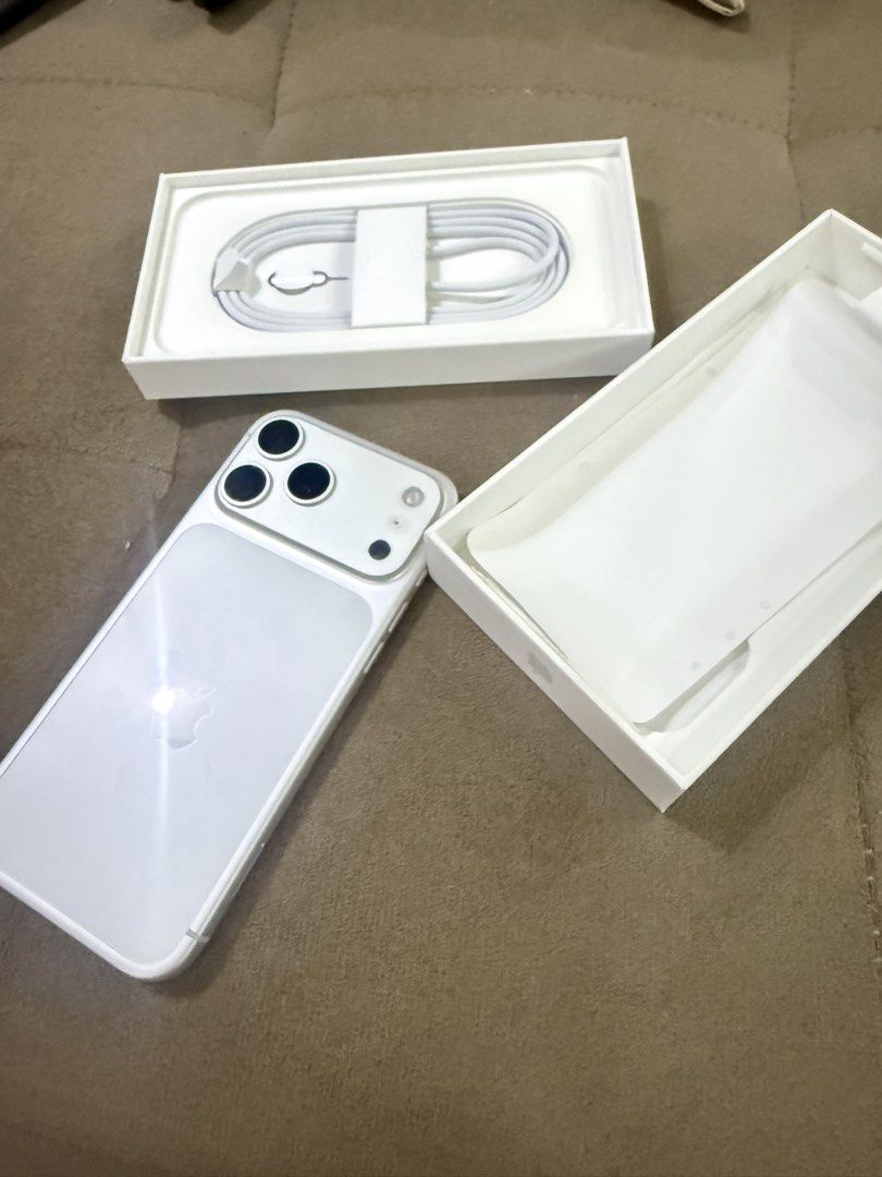 Apple iPhone 17 Pro max White Silver (Category: iPhone 17 Series) located in Manila. Submitted by shiela062591 (Listing ID 1468323409, Image 1). Description: - Model: Apple iphone 17 pro max - Color: White Silver - Condition: 1month old (Zero scratches or scuffs) - Inclusions: Original box, charging cable, and SIM ejector pin - Authenticity: 100% Original and untampered parang bumili ka ng brand new still super smooth 1month old .comolete with bo