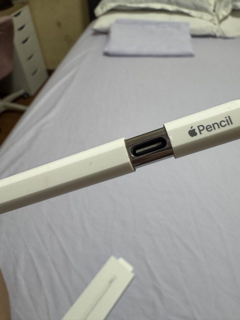 Apple Pencil USB-C (Category: Other Accessories) located in Manila. Submitted by flossy_bloom (Listing ID 1468369329, Image 2). Description: Dimensions and Weight • Length: 155 mm (6.10 inches) • Diameter: 8.9 mm (0.35 inches) • Weight: 20.5 grams (0.72 ounces) Connectivity and Power • Connections: Bluetooth and a slide-out USB-C connector • Pairing and Charging: Pairs and charges via a USB-C charge cable (does not magnetically charge) • Magnetic