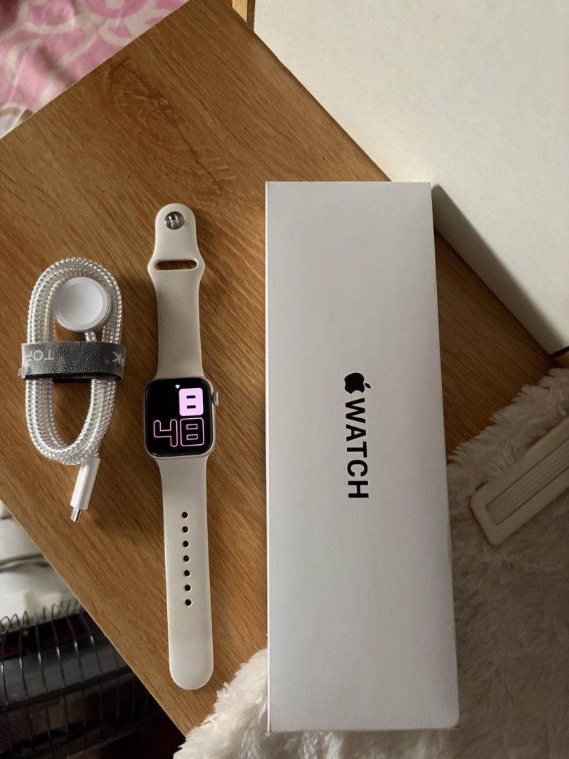 Apple watch se 3 40mm (Category: Wearables & Smart Watches) located in Santa Maria. Submitted by _prelovedbyveronica (Listing ID 1468149036, Image 1). Description: Apple watch Se 3 40mm in starlight (GPS) Bought for 12,146 last April 2026 Last price: 7000 negotiable -used with care -no flaws, no scratches, no hidden defects -complete box with original charger, manual, warranty -10/10 condition LOOKS NEW!! -battery health: 100% - under warranty un