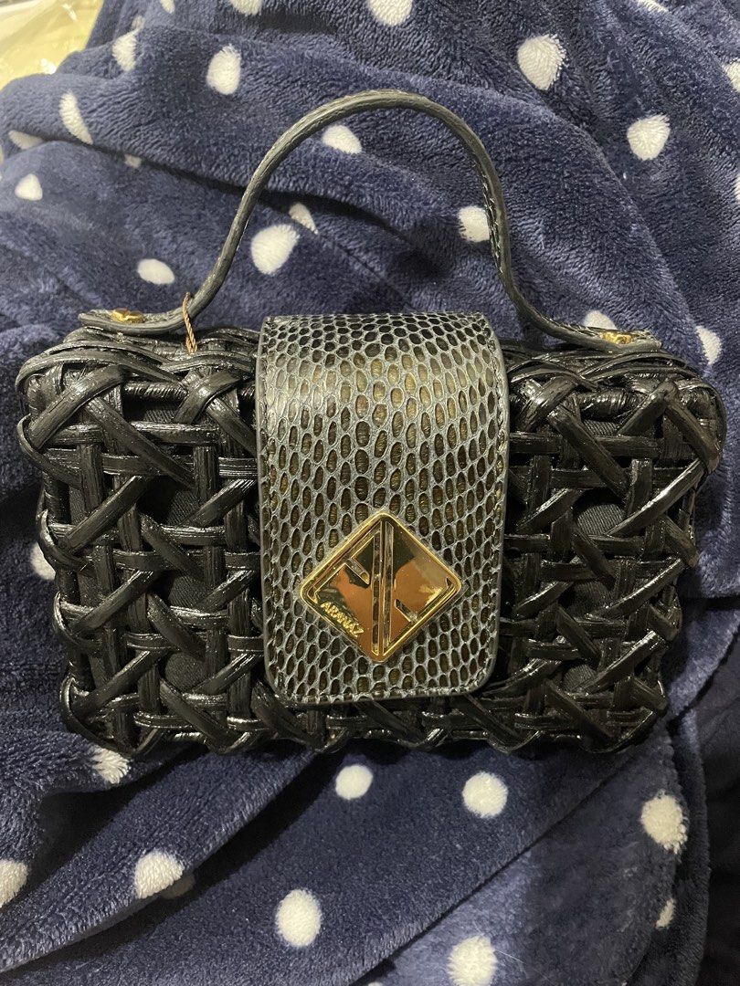 aranaz bag (Category: Shoulder Bags) located in Quezon City. Submitted by bymyn (Listing ID 1468322946, Image 2). Description: limited edtion brand new never used, with tags and dust bag. issue: minimal dryness sa handle ng leather due to storage rfs: need funds .