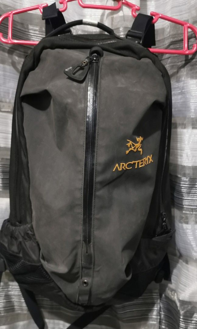 Arc'teryx Arro 22 back pack (Category: Backpacks) located in San Jose. Submitted by thrift_ni_sir (Listing ID 1468372096, Image 1). Description: Need wash Excellent condition MOD j&t Add shipping fee MOP gcash.