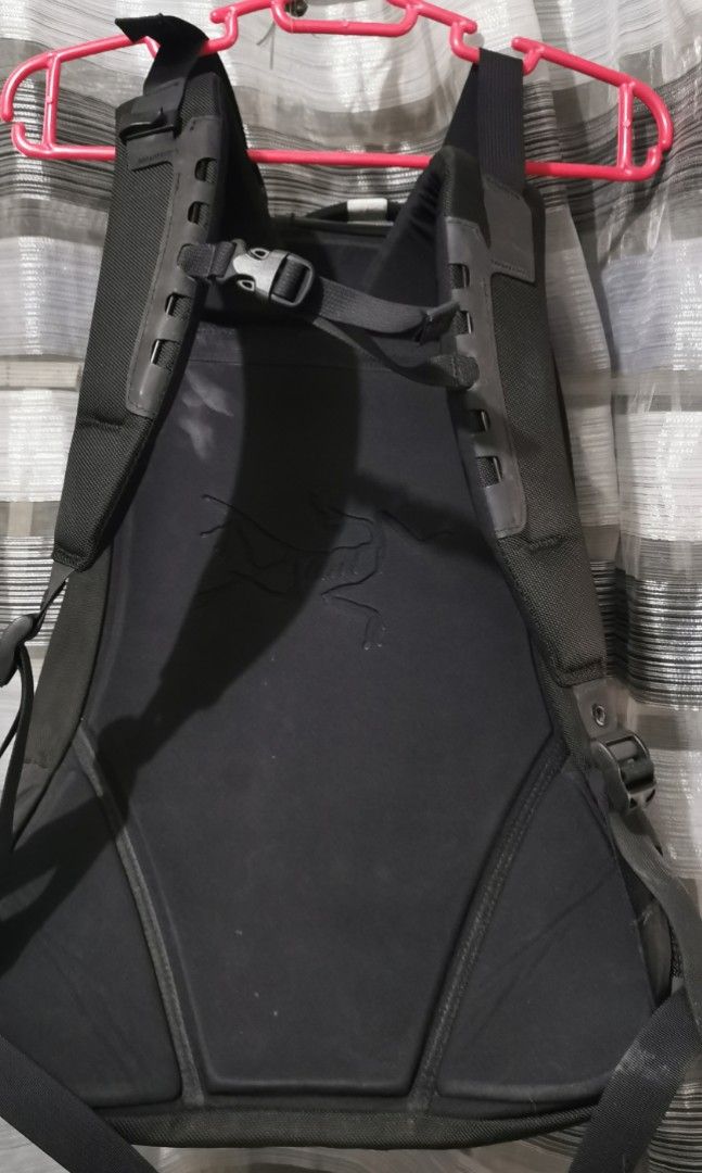 Arc'teryx Arro 22 back pack (Category: Backpacks) located in San Jose. Submitted by thrift_ni_sir (Listing ID 1468372096, Image 2). Description: Need wash Excellent condition MOD j&t Add shipping fee MOP gcash.