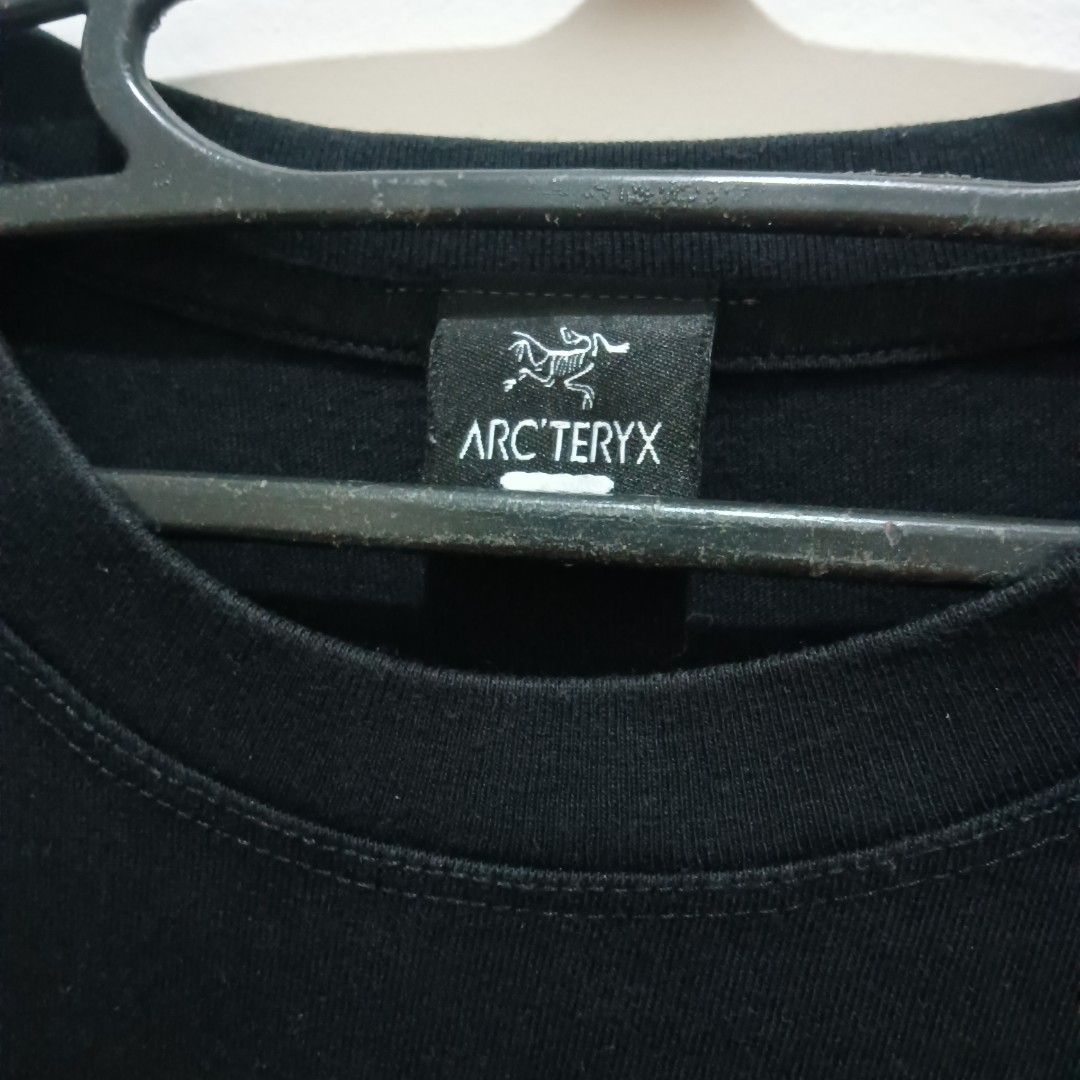 ARCTERYX Embroidered Logo Shirt (Category: Tshirts & Polo Shirts ) located in Caloocan City. Submitted by jaychingsss (Listing ID 1468398045, Image 2). Description: Arcteryx Shirt - 120 20x24 Color Rate: 9.5/10 With Neck tag, Cut Wash tag NEED WASH.
