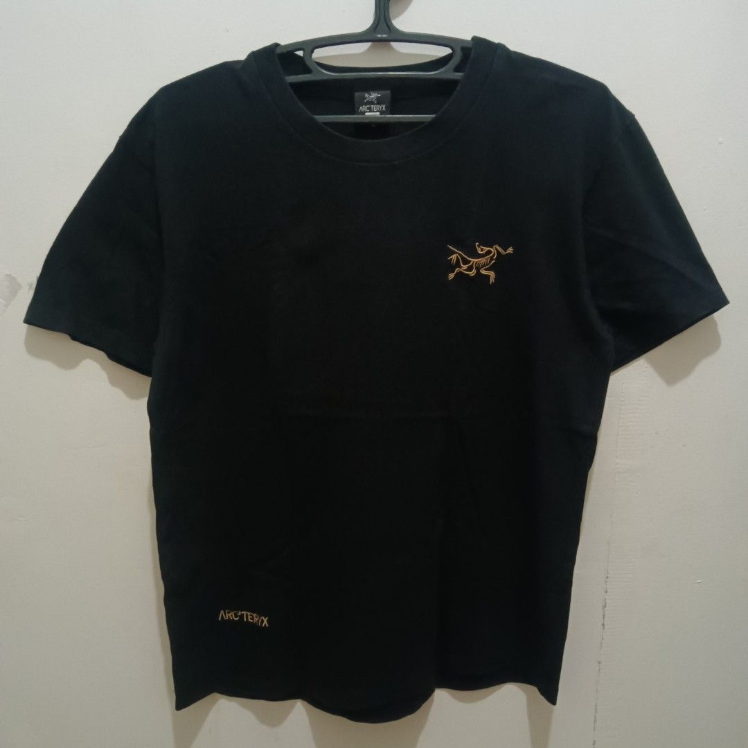 ARCTERYX Embroidered Logo Shirt (Category: Tshirts & Polo Shirts ) located in Caloocan City. Submitted by jaychingsss (Listing ID 1468398045, Image 1). Description: Arcteryx Shirt - 120 20x24 Color Rate: 9.5/10 With Neck tag, Cut Wash tag NEED WASH.