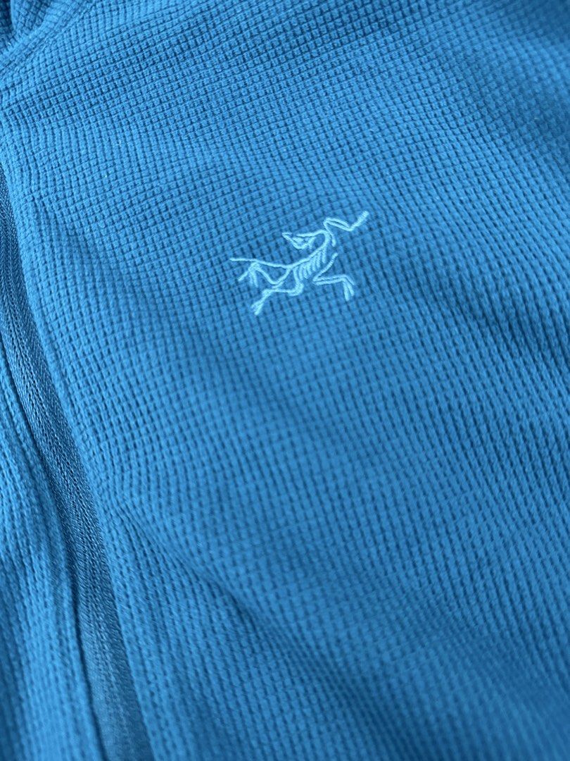 Arc'teryx Men's Blue 1/2 Zip Fleece Pullover Size Large (Category: Coats, Jackets and Outerwear) located in Manila. Submitted by kupal24 (Listing ID 1468375474, Image 3). Description: - Brand: Arc'teryx - Item: Men's Half-Zip Pullover - Color: Blue - Size: L/G (Chest: ~109cm / 43 inches) - Material: 100% Polyester (Made in Indonesia) - Features: Grid fleece interior for warmth and breathability, embroidered bird logo on left chest, high collar, r