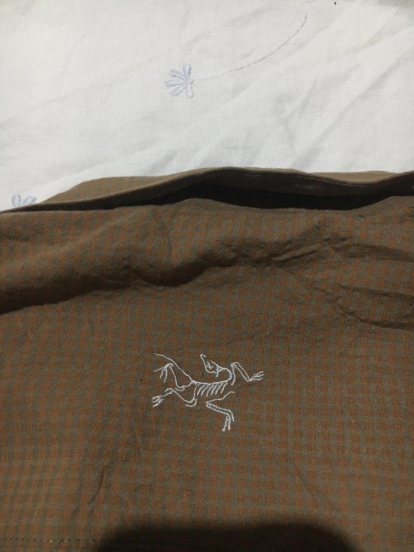 Arc'teryx short-sleeved Polo shirt (Category: Tshirts & Polo Shirts ) located in Quezon City. Submitted by thriftyzx (Listing ID 1468355708, Image 3). Description: Arc'teryx short-sleeved Polo Shirt Size: Medium Width: 21.5 Length: 27.5 Excellent Condition No issue 1200+SF Location: QC.