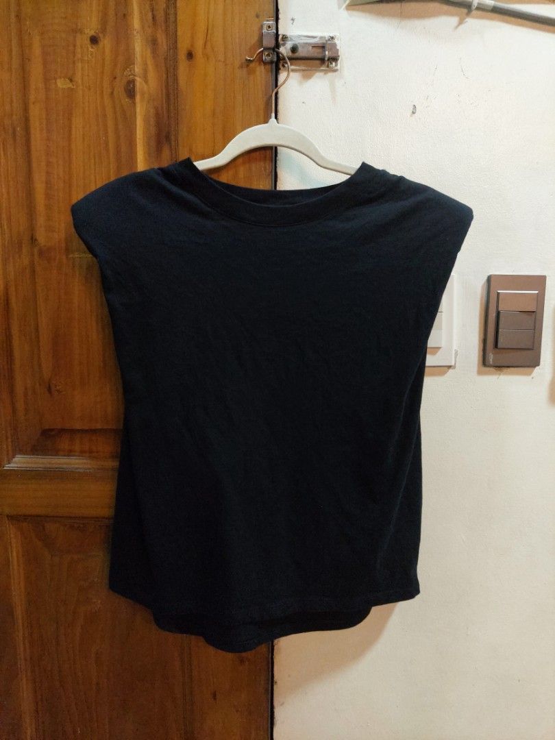 ARITZIA BABATON SHOULDER PAD TANK (Category: Others Tops) located in San Pedro. Submitted by cyanide.slug.cat (Listing ID 1468407174, Image 2). Description: s-l 50" bust 21" length.