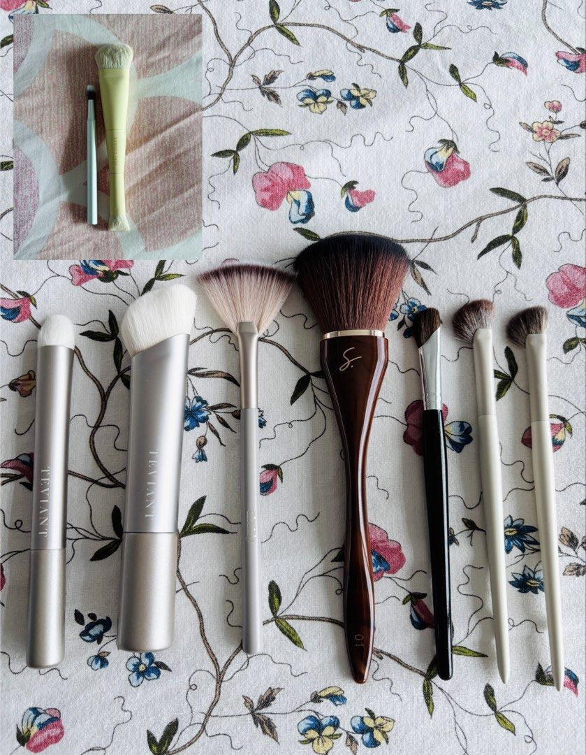 Assorted Makeup Brush Set (Category: Makeup) located in Makati City. Submitted by argelenfau89191 (Listing ID 1468368032, Image 1). Description: Makeup brush declutter! These brushes are barely used and deserve more love than just sitting in my vanity. Letting them go to a new home! Brushes included: - Teviant liquid foundation - Teviant concealer brush - absidy fan brush - Strokes buffing powder brush 01 - sunnies face dual contour brush - Ovw n