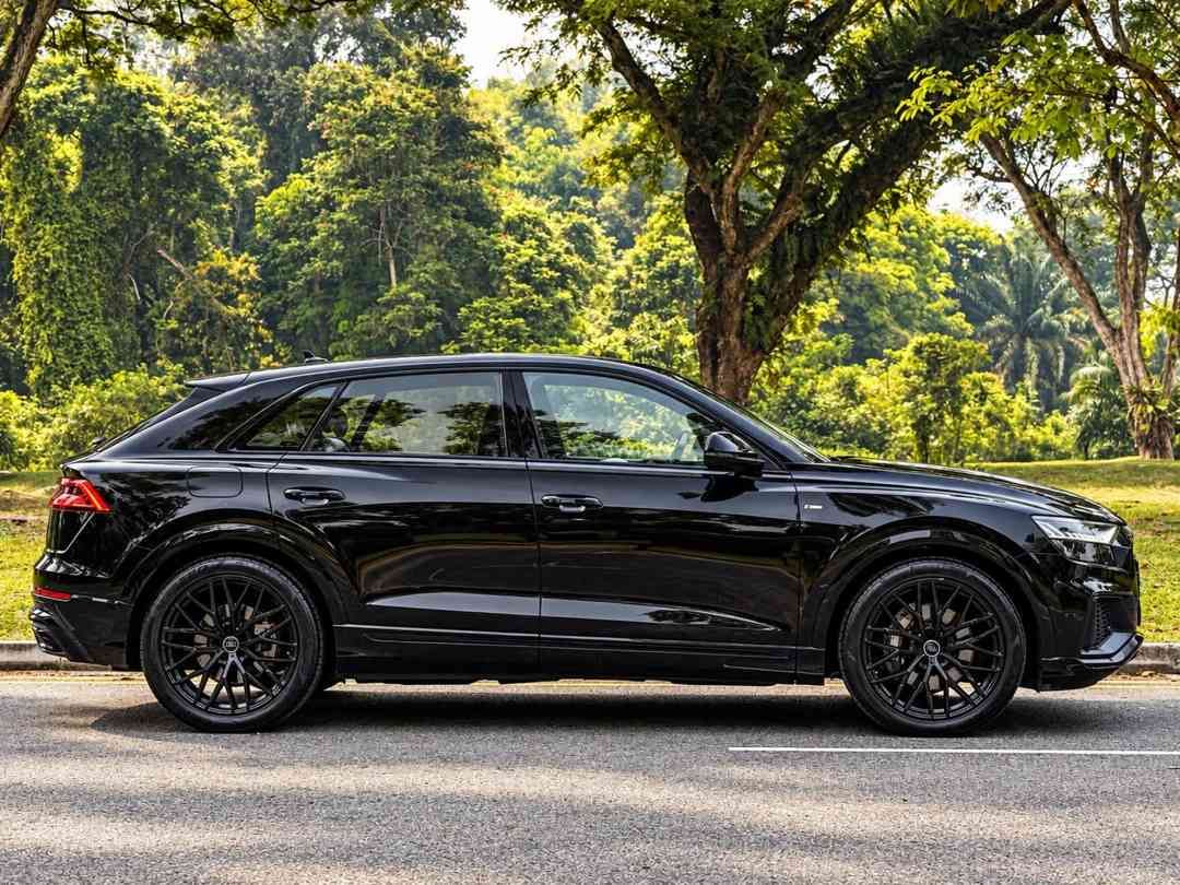 Audi Q8 Mild Hybrid 3.0 TFSI qu Tip (A) (Category: Used Cars) located in Singapore. Submitted by signaturemotors (Listing ID 1468364768, Image 3). Description: Showroom: 237 ALEXANDRA ROAD 237 Alexandra Road #02-04 Singapore 159929 1 Owner! Full Agent Maintained! Cheapest In The Market! Come with Audi Virtual Cockpit With MMI Touchscreen Infotainment. Wireless Carplay/Android Auto. Smart Key System. Remote Boot Release. Rear Climate Control. HUD.