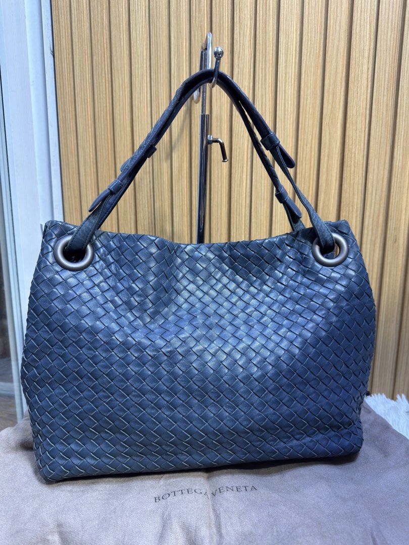 Auth Bottega Weaved tote bag (Category: Luxury Bags & Wallets) located in Baguio. Submitted by starbagz (Listing ID 1468289038, Image 1). Description: .