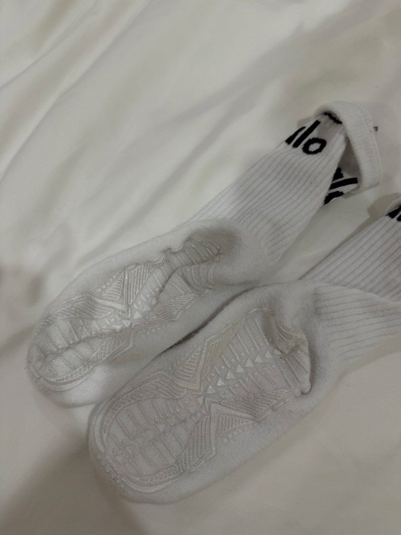 Authentic Alo Yoga Gripped Socks (Category: Undergarments & Loungewear) located in Quezon City. Submitted by emily_in_pariss (Listing ID 1468374978, Image 3). Description: Purchased in Alo Yoga USA The grove.