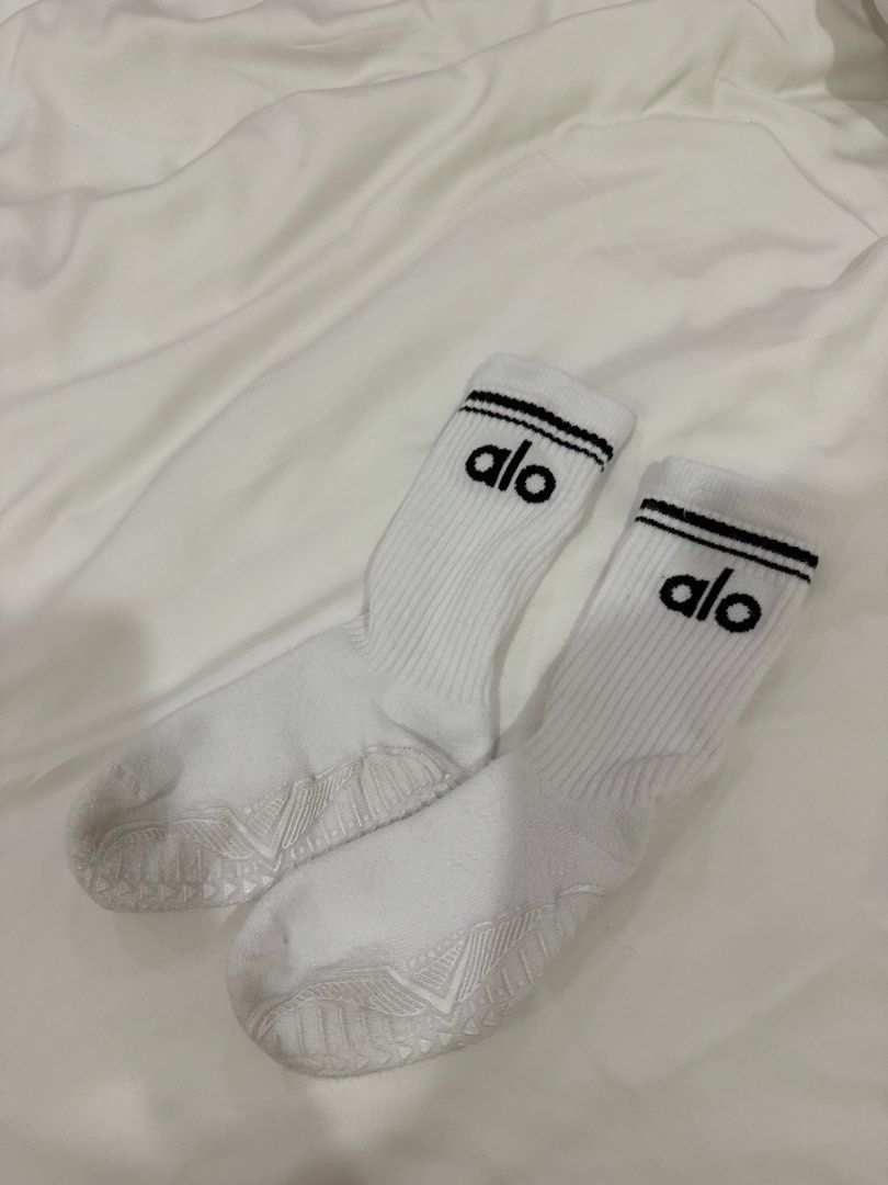 Authentic Alo Yoga Gripped Socks (Category: Undergarments & Loungewear) located in Quezon City. Submitted by emily_in_pariss (Listing ID 1468374978, Image 1). Description: Purchased in Alo Yoga USA The grove.