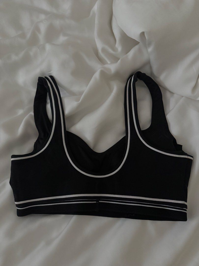 Authentic Brandnew Alo Yoga Bra (Category: Activewear) located in Quezon City. Submitted by emily_in_pariss (Listing ID 1468342430, Image 2). Description: Never used just laundried Purchased in Alo Yoga Usa Fits Xs-S.