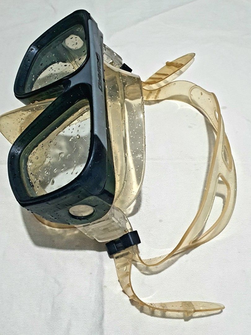 Authentic Camaro Scuba Diving Mask (Pre-loved / Surplus) (Category: Water Sports) located in Castillejos. Submitted by hornets0000 (Listing ID 1468372293, Image 3). Description: P400 Lang. Brand: Camaro (Austrian Watersports Brand) • Lens: Tempered Glass (Malinaw at ligtas gamitin sa ilalim ng tubig) • Type: Dual-lens design na may nose pocket para sa madaling equalization. • Condition: Pre-loved / Used. May natural na paninilaw (yellowing) sa cl
