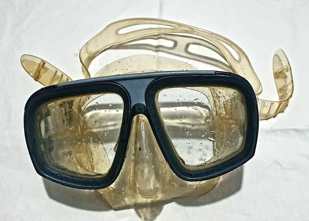 Authentic Camaro Scuba Diving Mask (Pre-loved / Surplus) (Category: Water Sports) located in Castillejos. Submitted by hornets0000 (Listing ID 1468372293, Image 2). Description: P400 Lang. Brand: Camaro (Austrian Watersports Brand) • Lens: Tempered Glass (Malinaw at ligtas gamitin sa ilalim ng tubig) • Type: Dual-lens design na may nose pocket para sa madaling equalization. • Condition: Pre-loved / Used. May natural na paninilaw (yellowing) sa cl