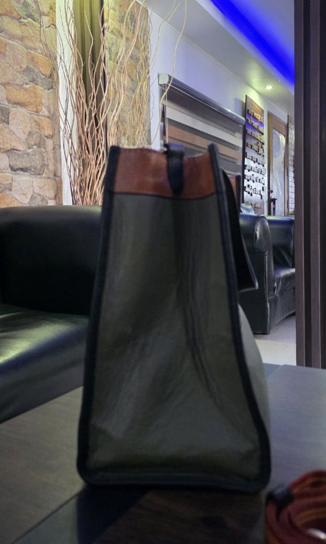 Authentic Coach Field Leather Tote bag (Category: Tote Bags) located in Apalit. Submitted by mjtwicedstyle_de_ap (Listing ID 1468325163, Image 2). Description: preloved Authentic Coach tote with wide strap With normal signs of usage but still in good usable condition genuine leather medium in size Please manage your expectations when buying used items..