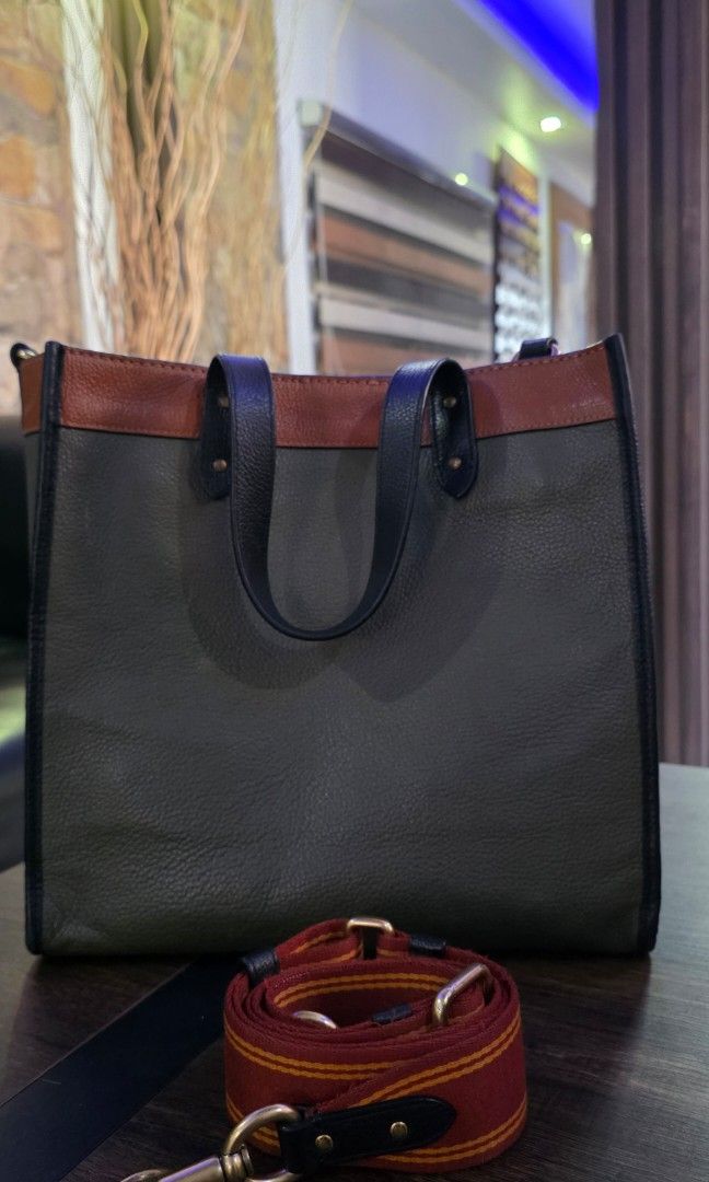 Authentic Coach Field Leather Tote bag (Category: Tote Bags) located in Apalit. Submitted by mjtwicedstyle_de_ap (Listing ID 1468325163, Image 3). Description: preloved Authentic Coach tote with wide strap With normal signs of usage but still in good usable condition genuine leather medium in size Please manage your expectations when buying used items..