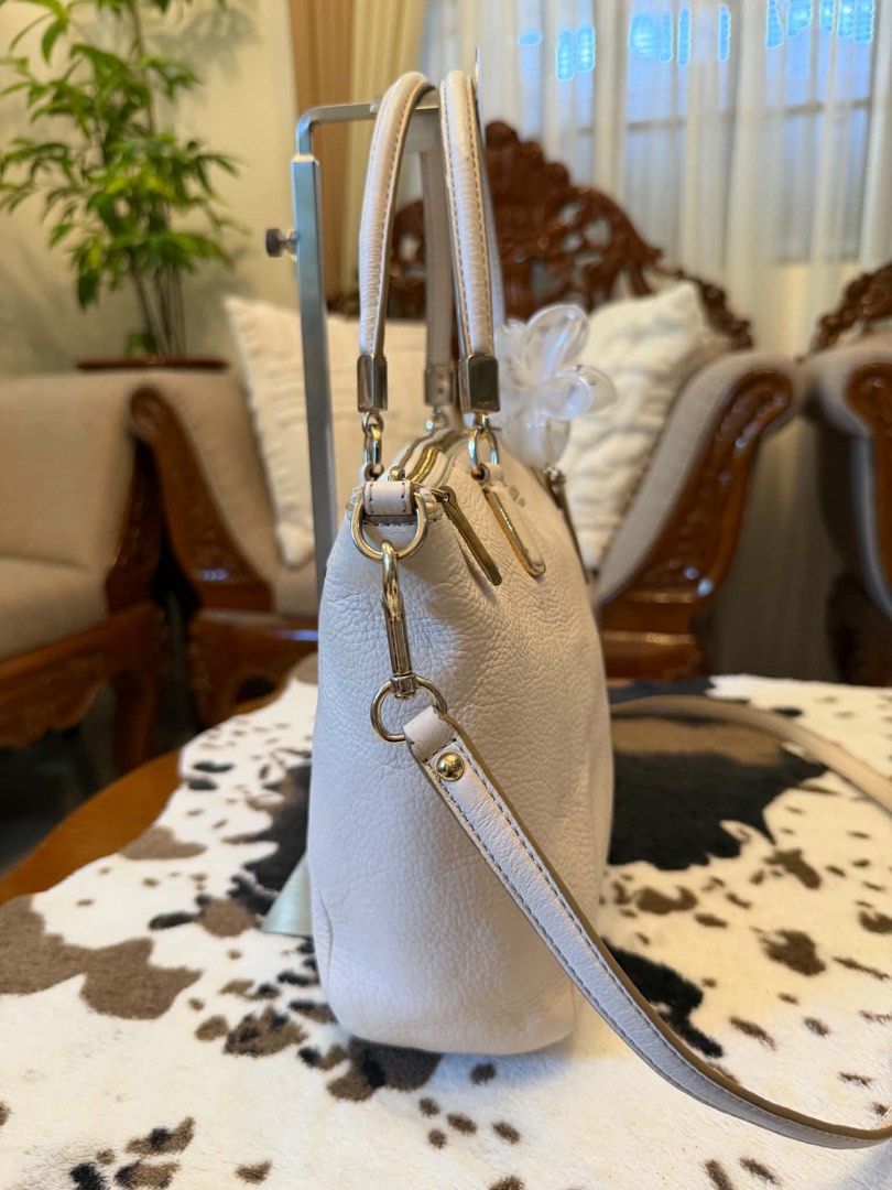 Authentic Coach Kelsey White Leather Shoulder Bag (Category: Shoulder Bags) located in Santiago. Submitted by yrellagnoihsaf (Listing ID 1468345951, Image 3). Description: Coach Small Kelsey Satchel in off white or chalk ✅ AUTHENTIC ✅ W/ SIGNS OF USAGE HANDLE ✅ GENUINE LEATHER MINIMAL SCUFFING ONLY ✅ L 13” H 9” W 2” ✅ BODY BAG OR SHOULDER BAG ❤️accessories not included Pm me for details ❣️❣️❣️.