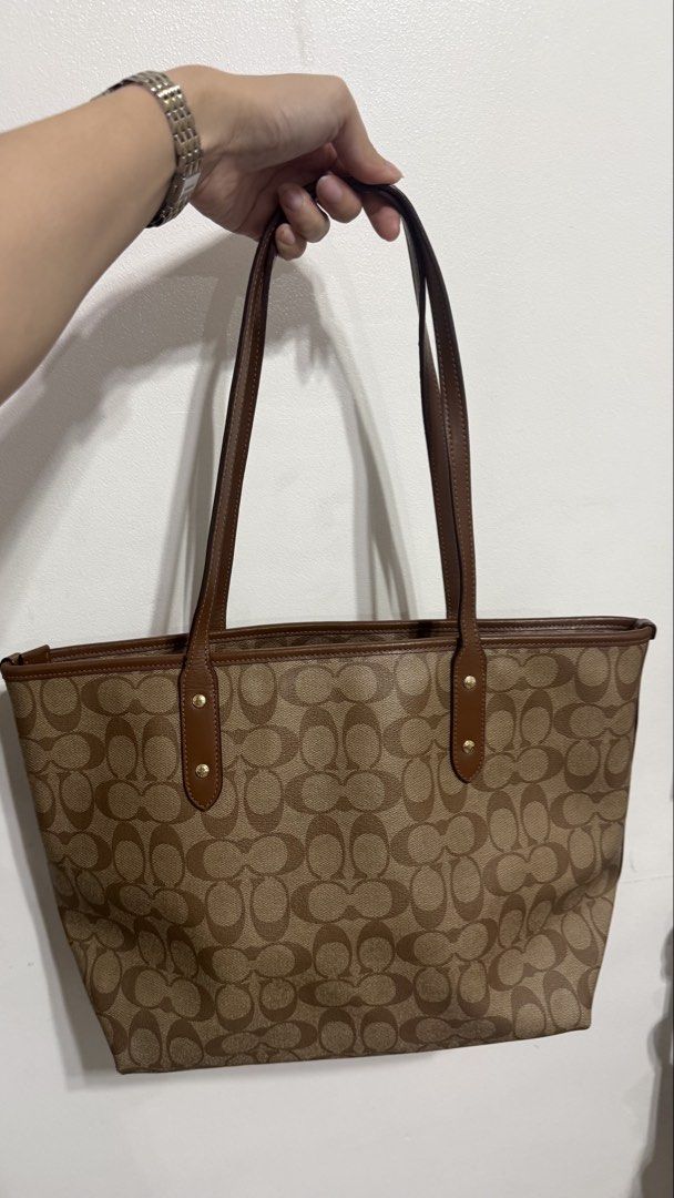 Authentic Coach Monogram tote bag (Category: Tote Bags) located in Manila. Submitted by prelovedrepubliq (Listing ID 1468472444, Image 2). Description: .
