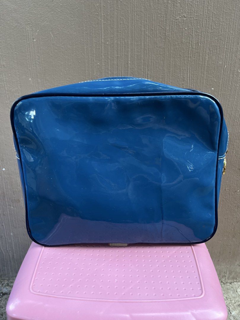Authentic Estee Lauder Blue Cosmetic / Make Up Bag Kit (Category: Purses & Pouches) located in Limasawa. Submitted by ndifferance (Listing ID 1468342514, Image 1). Description: RFS: Has been stored inside the closet for years so need to declutter for spaces 📌Dimes: Height 7.5 inches Length 9.5 inches Width 2.3 inches color rate blue 10/10 No other issues except on line markings on the back side due to long storage (see last pic) Great & Authenti