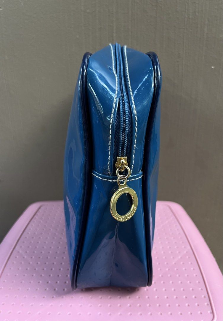 Authentic Estee Lauder Blue Cosmetic / Make Up Bag Kit (Category: Purses & Pouches) located in Limasawa. Submitted by ndifferance (Listing ID 1468342514, Image 2). Description: RFS: Has been stored inside the closet for years so need to declutter for spaces 📌Dimes: Height 7.5 inches Length 9.5 inches Width 2.3 inches color rate blue 10/10 No other issues except on line markings on the back side due to long storage (see last pic) Great & Authenti