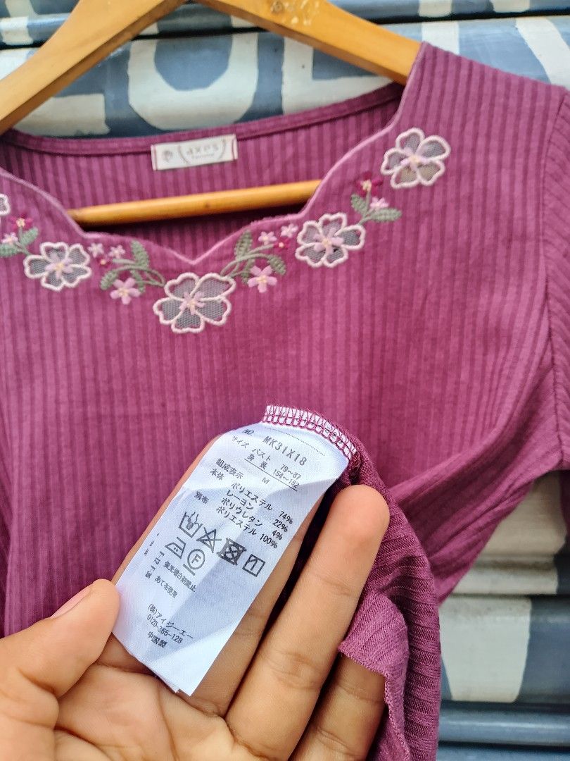 Axes femme (Category: Activewear) located in Manila. Submitted by gentlestone1998 (Listing ID 1468317819, Image 3). Description: size medium excellent condition.