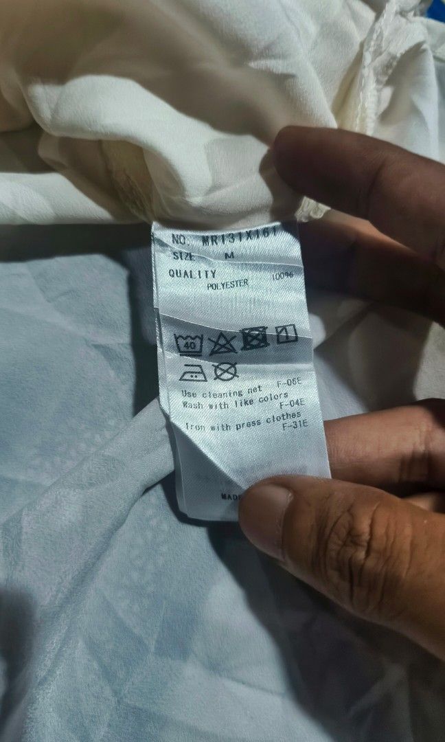 Axes femme (Category: Luxury Apparel) located in Manila. Submitted by mackussil (Listing ID 1468395894, Image 3). Description: axes femme size. small dimes 19.5x28 complete tags no issue.