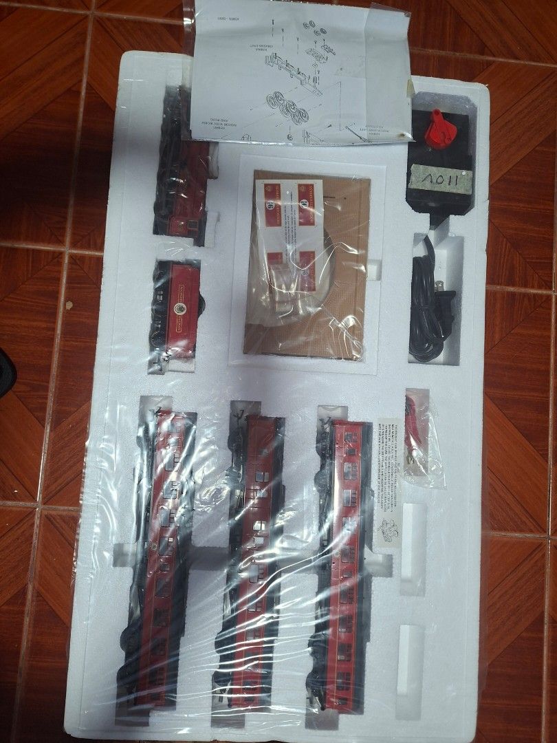 Bachmann Hogwarts Express HO/OO Scale Electric Train Set (Category: Vehicle & Diecast Models) located in Baguio. Submitted by restyrille77846 (Listing ID 1468408953, Image 3). Description: - Official Bachmann Hogwarts Express electric train set (HO/OO scale) - Includes detailed steam locomotive, tender, and 3 passenger cars - Comes with power pack, speed controller, and track layout - Features Platform 9 3/4 building kit - Complete with original 