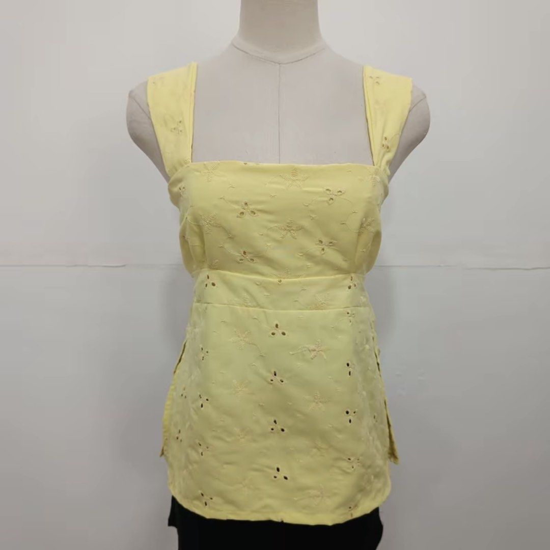 Backless Squareneck Top (Category: Sleeveless) located in Manila. Submitted by jade_preloved19 (Listing ID 1468294719, Image 1). Description: Free size can fit up to semi XL.