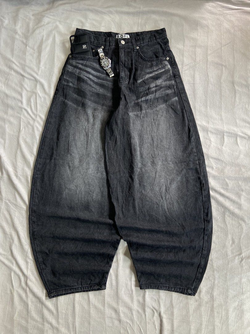 BAGGY BALLOON BLACK WASHED PANTS (Category: Jeans) located in Bacolod City. Submitted by clerkhexx (Listing ID 1468362438, Image 1). Description: BALLOON BLACK WASHED PANTS Brand: ROLF Measurements: Waist: 30 Lenght: 43 Thigh: 15 Knee: 16 Leg Hole: 8.5 Mine: 600 Condition of this item 10 - color rate 10- no issue Check every photos for conditions of the item.