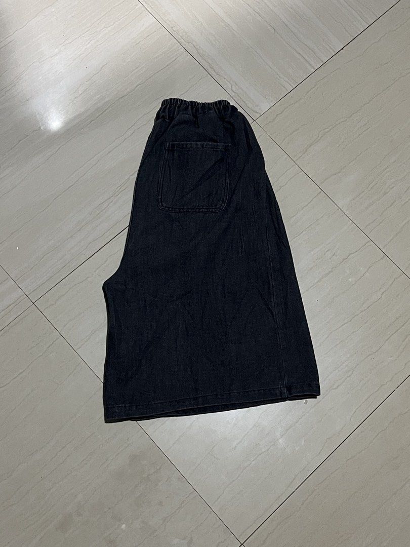 Baggy Jorts (Category: Shorts) located in Talisay. Submitted by arabell21 (Listing ID 1468457815, Image 2). Description: Good as new condition Dimes W22-34 L25 HEM16.5 Color rate 10/10 No issue.